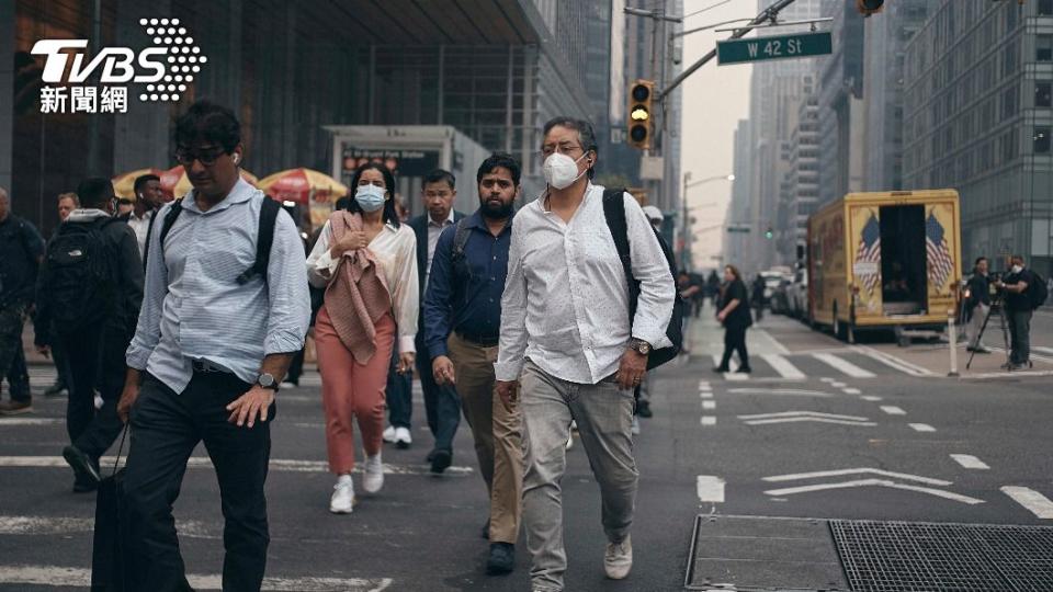疫情後許多紐約民眾再次戴起口罩，防止吸入太多有害空氣。（圖／達志影像美聯社）