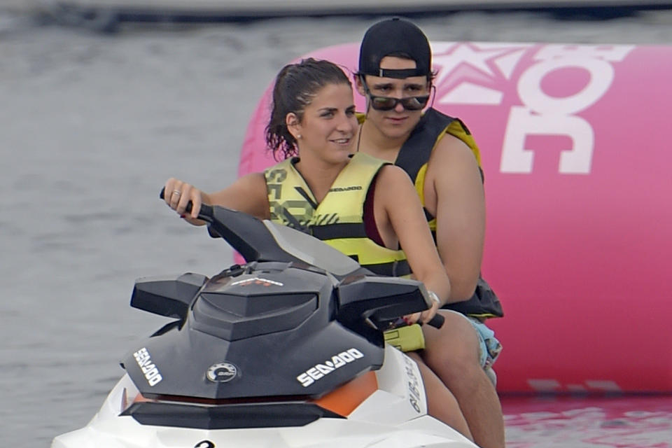 Ese mismo verano de 2017 los vimos juntos en varias ocasiones disfrutando de sus vacaciones. Aquí están navegando en moto de agua cerca de las costas de Ibiza. (Foto: Gtres).