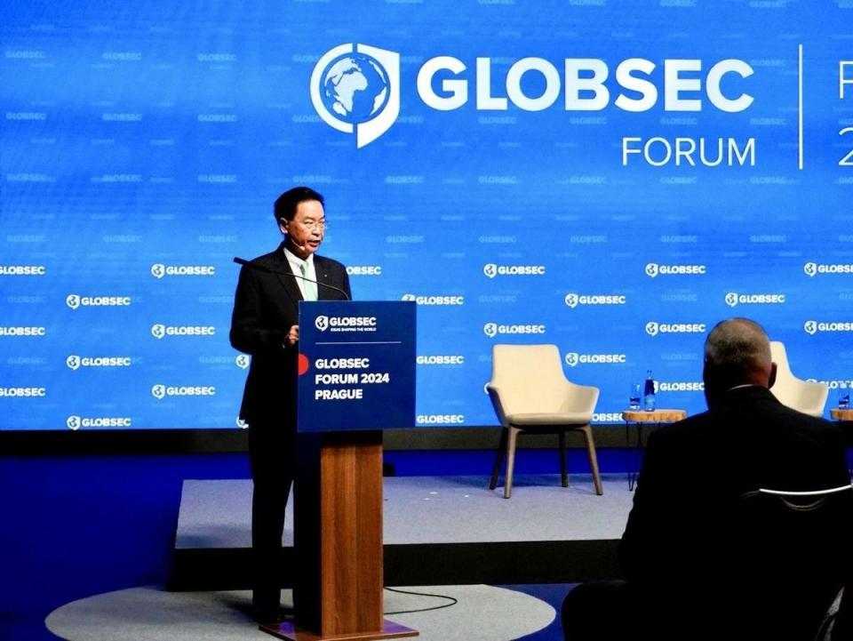  國安會秘書長吳釗燮於2024「全球安全論壇」（GLOBSEC）發表演說。 圖：國安會提供 