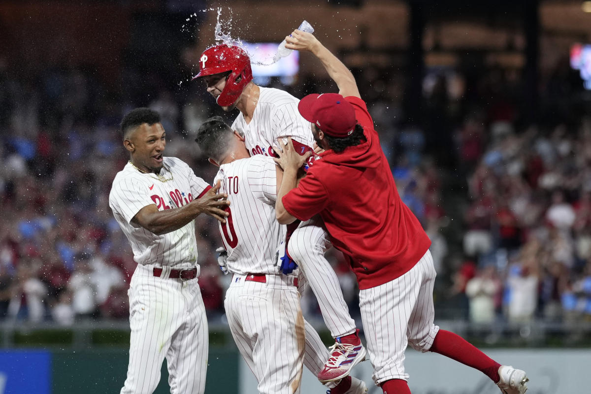 Phillies first baseman Bryce Harper leaves game versus Nationals with  mid-back spasms - ABC News