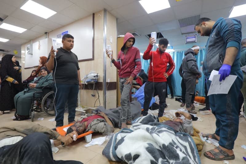 Injured Palestinians are treated at Al-Aqsa Hospital after Israeli air strikes in Deir al Balah. Ali Hamad/APA Images via ZUMA Press Wire/dpa