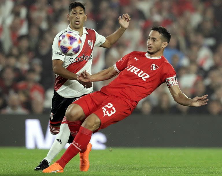 Rodrigo Aliendro e Iván Marcone, en el último clásico; dos presencias importantes en el centro del campo para el Rojo y el conjunto millonario.