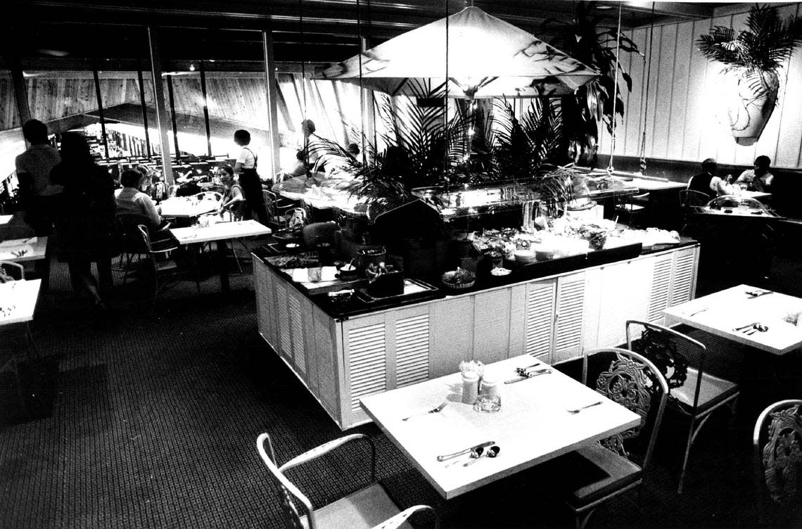 Burdines’ Royal Palm Cafe, featuring a salad bar in 1983. Robin Shields/Miami Herald File