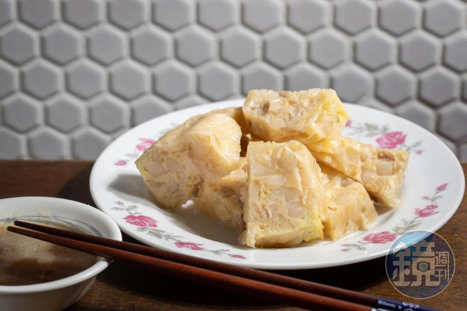 「蟳粿」散發淡淡的蛋香，裡頭吃得到松阪豬肉條、芹菜和荸薺。（20元／份）