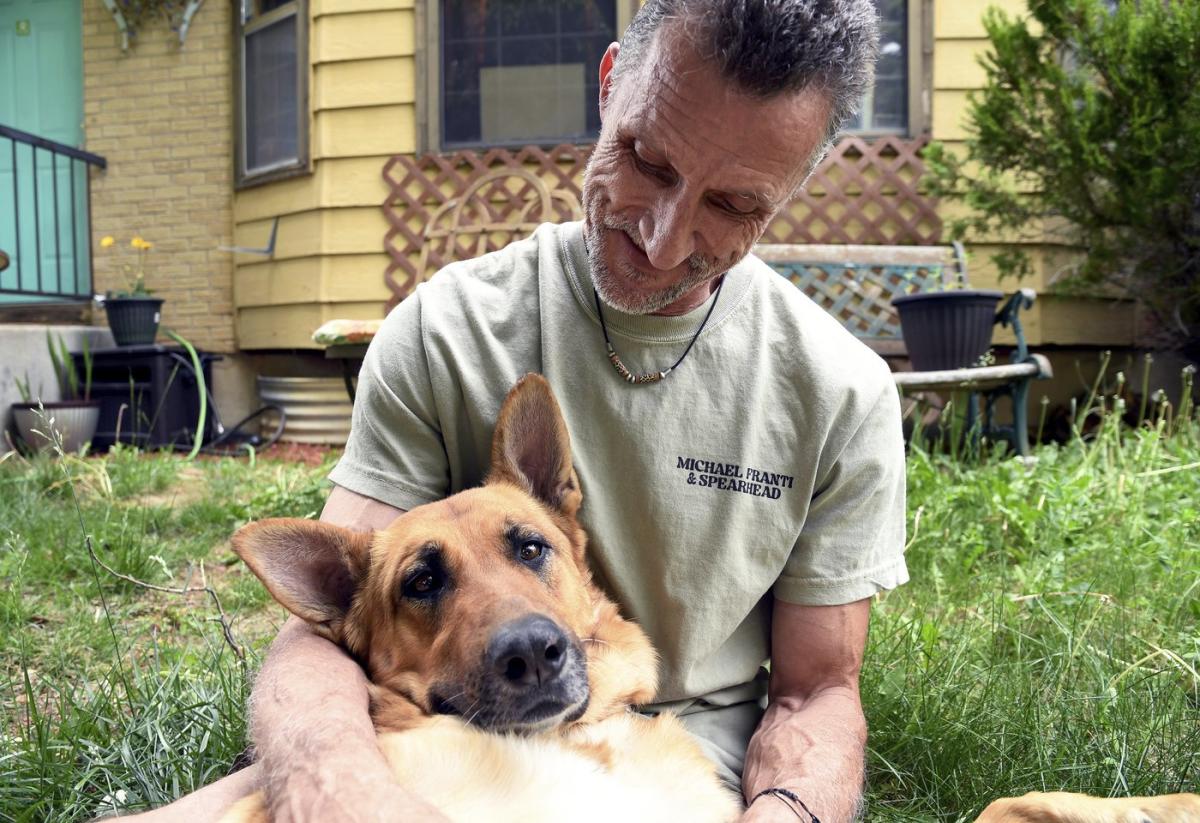 Abandonar a las mascotas para buscar rehabilitación puede empeorar el trauma. Un grupo de Colorado pretende poner fin a esa práctica