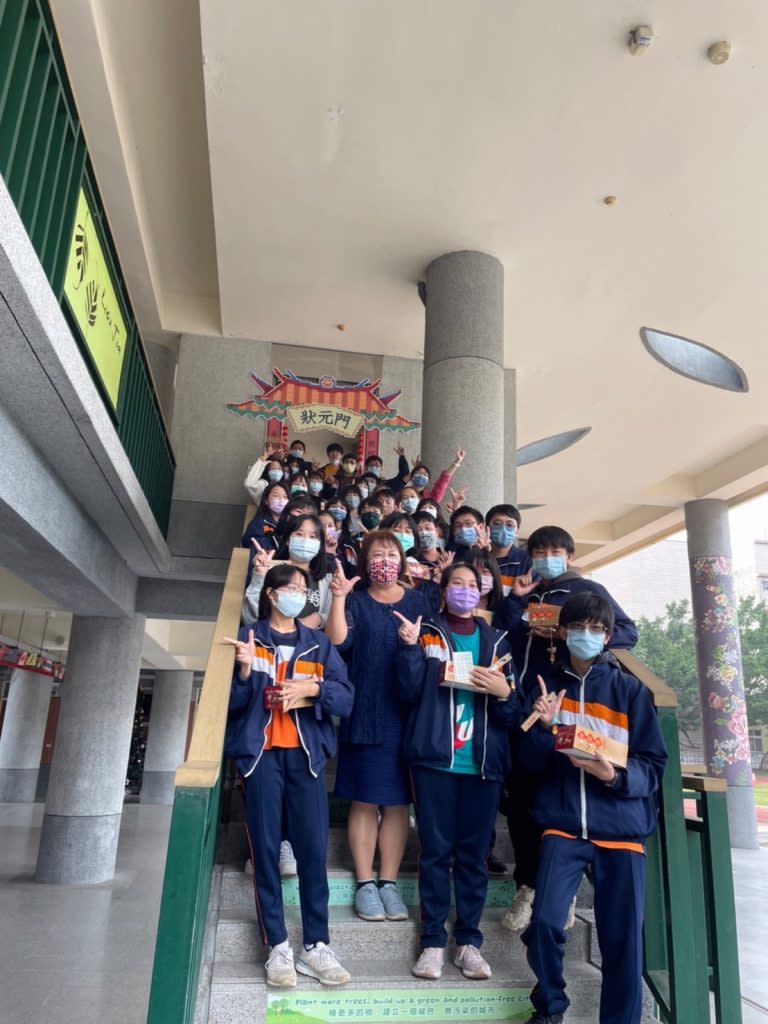 新竹縣立六家高中為參加學測的同學，豎起狀元門，希望金榜題名。（記者彭新茹攝）