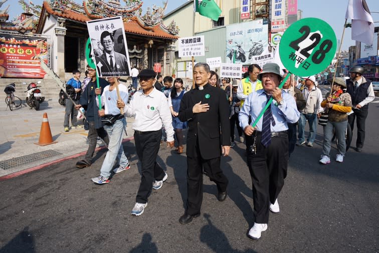 由於黃昭凱（前排右一）不論是從黨外時期的抗爭、民進黨組黨成立，無役不與參與社會運動，他也被稱為「台灣民主史的活字典」。   圖：邱萬興提供