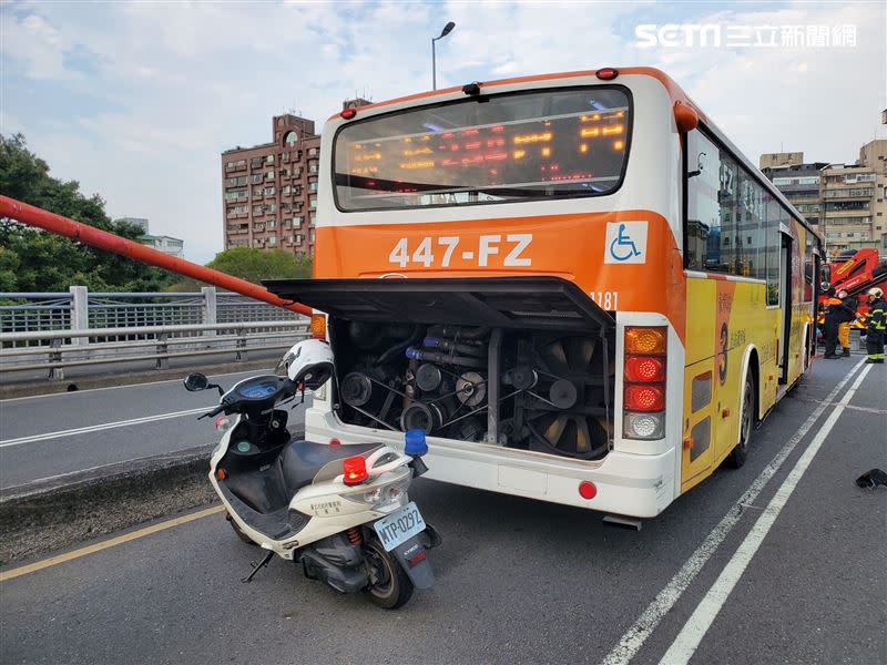 台北市光復橋發生公車輾斃男騎士的車禍。（圖／翻攝畫面）