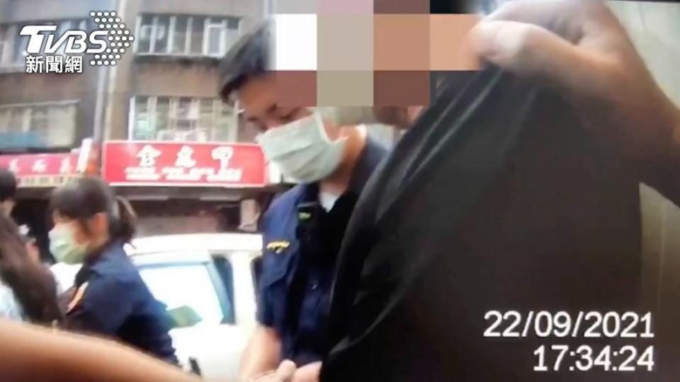 男乘客遭警方壓制。（圖／TVBS）