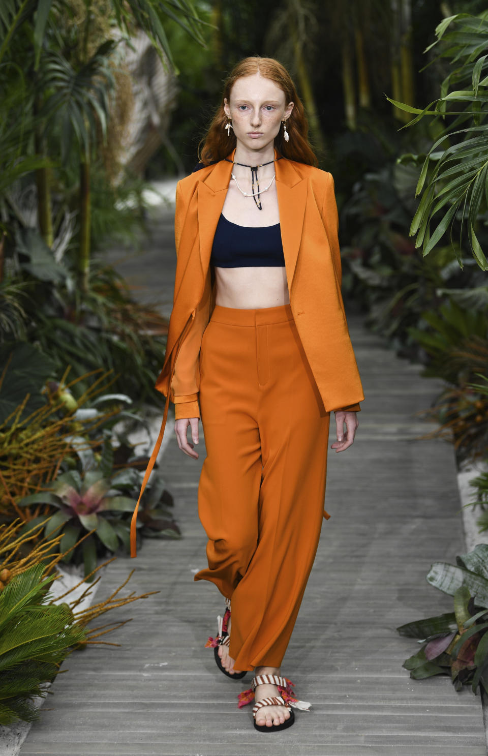 Una modelo recorre la pasarela durante la presentación de la colección primavera-verano 2021 de Jason Wu en la Semana de la Moda de Nueva York, el domingo 13 de septiembre del 2020 en Nueva York. (Foto por Evan Agostini/Invision/AP)