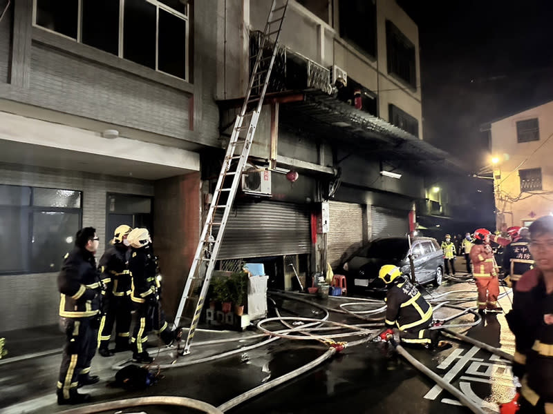 A fire broke out in a Toutian residence in Dali District, Taichung City in the early morning of the 6th. The fire department was reported to the scene to deal with it. The scene of the fire was a 3-storey Toutian building. Fire smoke came out of the first floor and waterlines were immediately deployed for rescue.  (Provided by Taichung City Government)