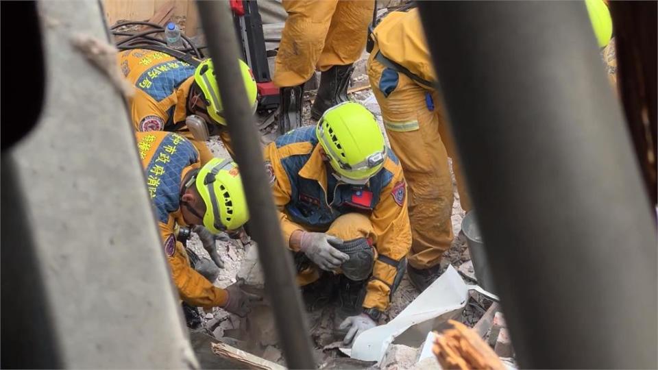 工人救同伴畫面曝　2人都被埋沒　台中老屋「二次倒塌」1死2待救