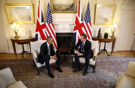 U.S. President Barack Obama talks to British Prime Minister David Cameron at 10 Downing Street in London, Britain April 22, 2016. REUTERS/Kevin Lamarque