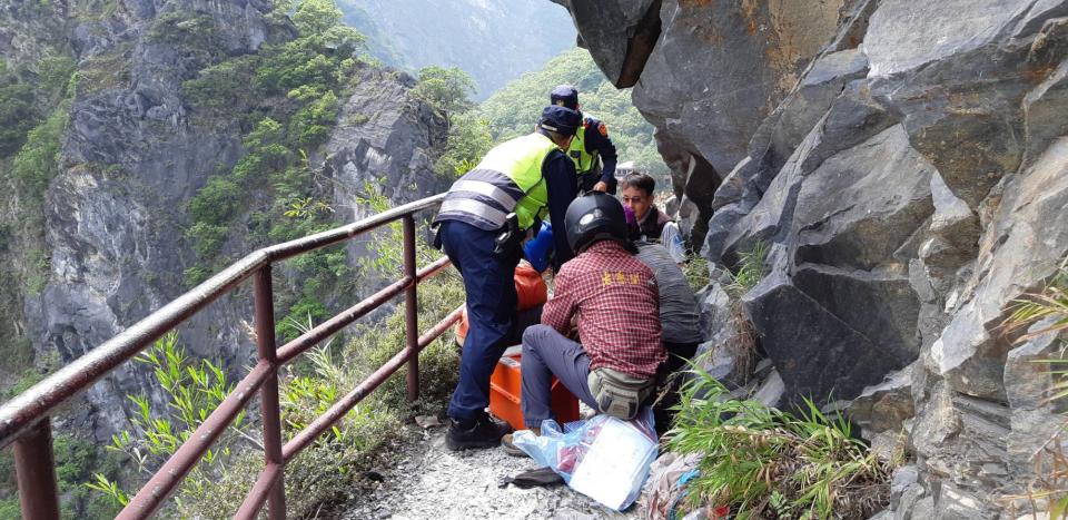 花蓮發生7級地震，中橫公路綠水合流步道，1男1女遊客受傷，警消趕往搶救。(中央社/花蓮警察局新城分局提供)。