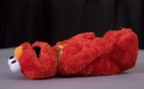 <p>Er ist eine der beliebtesten Figuren aus der Sesamstraße – in den 90ern kam Elmo in einer kitzeligen Plüschversion auf den Markt. Kitzelte man Elmos Fell, begann er zu lachen. (Bild: AP Photo/Mark Lennihan) </p>