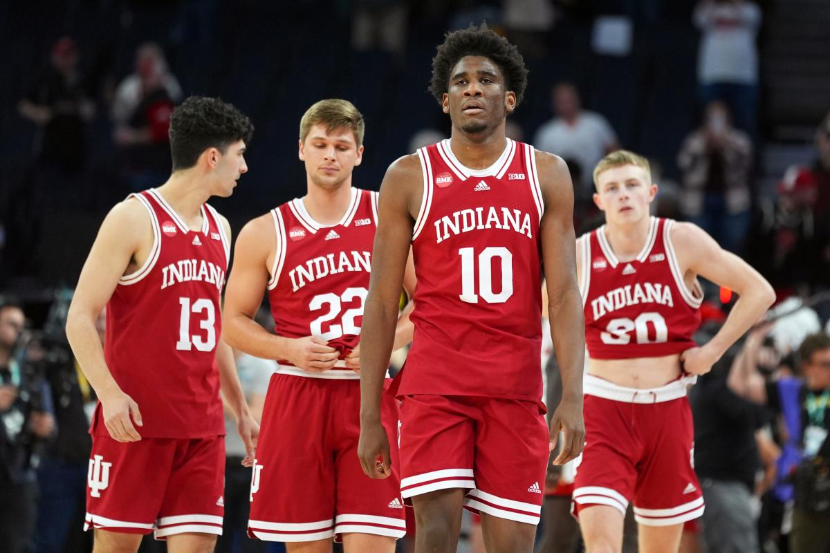 Kaleb Banks, sophomore basketball player for Indiana, enters transfer portal.