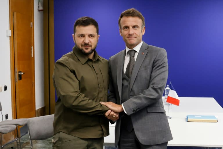 Le président ukrainien Volodymyr Zelensky (gauche) salue le président français Emmanuel Macron lors d'une réunion bilatérale, le 5 octobre 2023 à Grenade (Espagne) (Ludovic MARIN)
