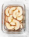 <p>Plongez les tranches de pomme dans un récipient d’eau citronnée pour éviter qu’elles noircissent.</p><br>