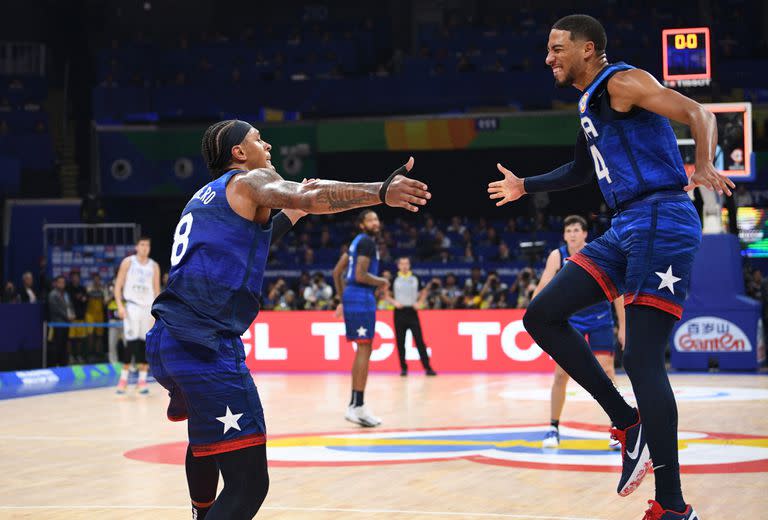 Paolo Banchero y Tyrese Haliburton celebran una de las victorias de Estados Unidos, el máximo favorito 