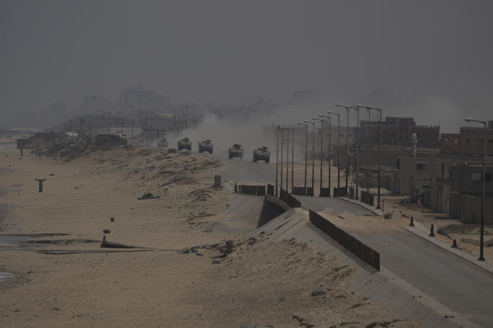 Vehículos blindados israelíes en Deir al Balah, Franja de Gaza, el sábado 8 de junio de 2024. (AP Foto/Abdel Kareem Hana)