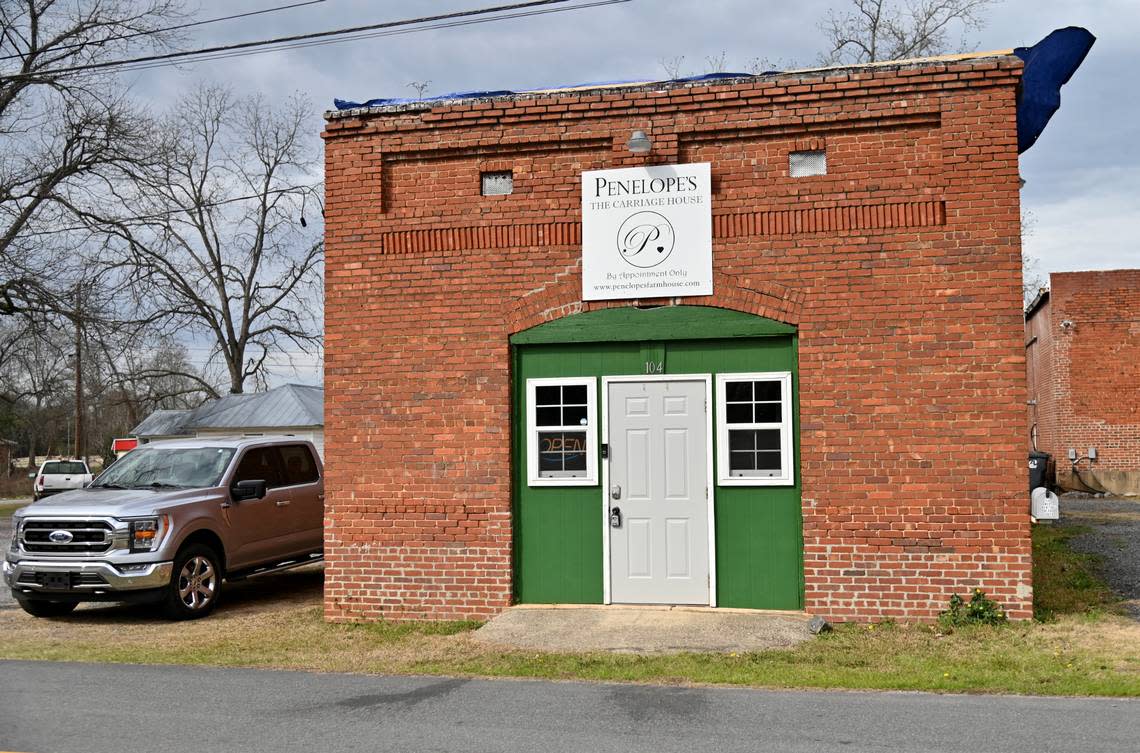 Heather Peebles owner of Penelope’s Carriage House’s who is also a realtor and builds custom farmhouse furniture, was inspired to create a boutique that offers bohemian and vintage styles.