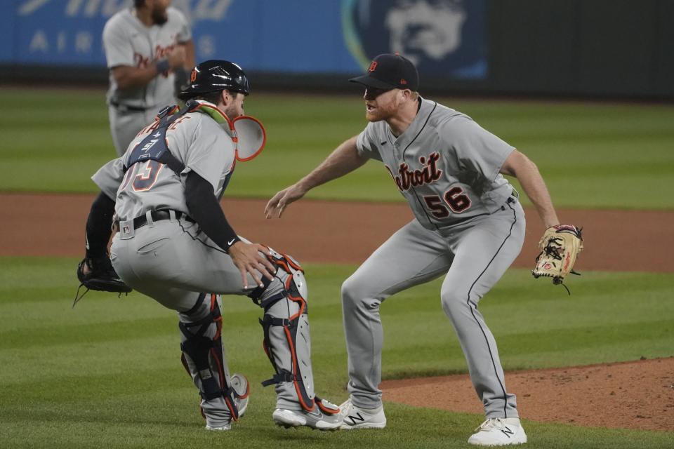 底特律老虎先發Spencer Turnbull（圖右） 與捕手搭擋Eric Haase慶祝投出無安打比賽。（AP Photo/Ted S. Warren）