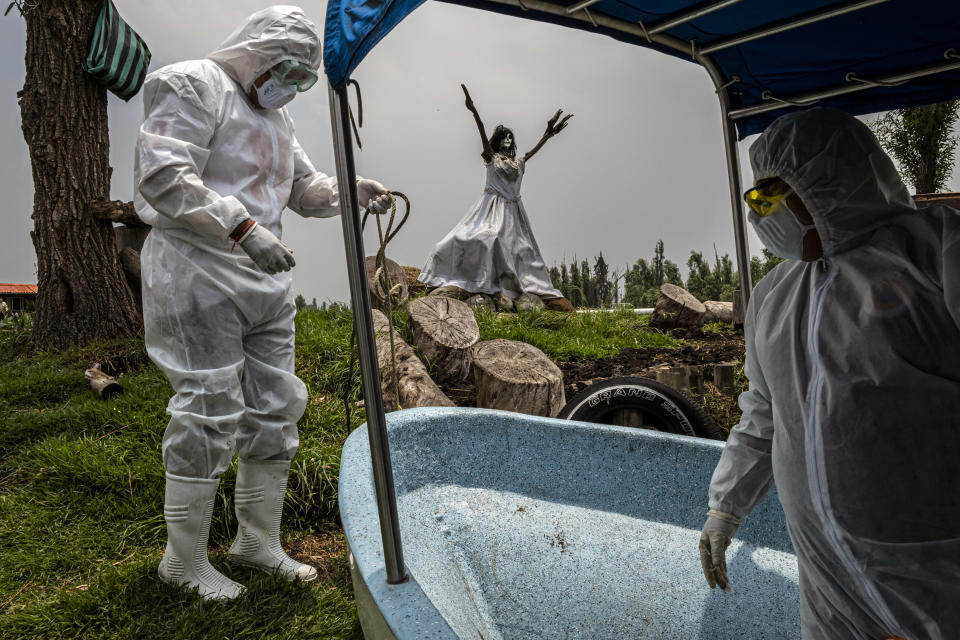 Trabajadores desinfectan un huerto en Xochimilco, en Ciudad de México el 7 de mayo. (Daniel Berehulak/The New York Times)