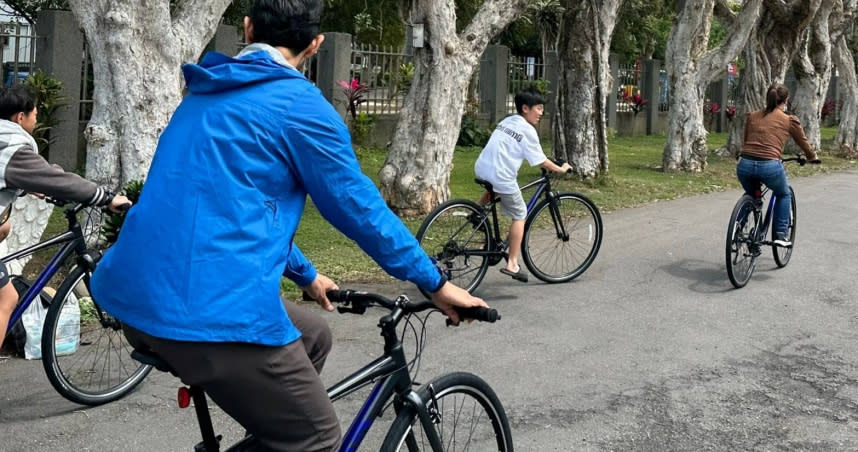 弱勢孩子們收到單車開心地騎了起來，也很期待暑假的單車環台之旅。（圖／台灣安進提供）