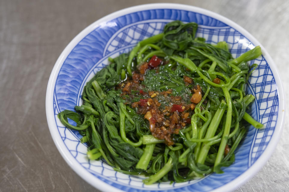許多人到小吃店用餐時習慣加點一份燙青菜，除了兼顧營養之外，也能換換口味。（示意圖／Getty Images）