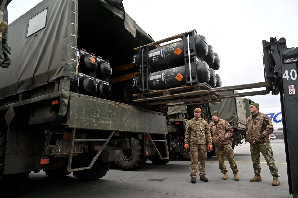 Ukraine troops with Javelin missiles