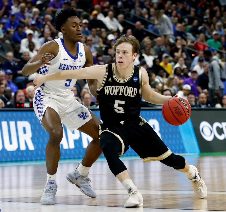 Wofford's Storm Murphy, right, makes a move to get past Kentucky's Immanuel Quickley during the first half of the second round of a men's college basketball game in the NCAA Tournament in Jacksonville, Fla., Saturday, March 23, 2019. (AP Photo/Stephen B. Morton)