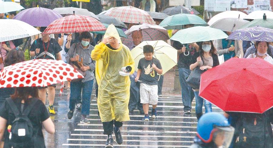 梅雨季何時結束？鄭明典憂：出梅不是好現象。（資料照/劉宗龍攝）