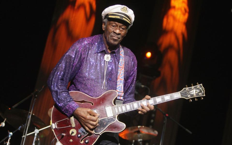 <p>Chuck Berry wurde 1986 als einer der ersten Musiker in die "Rock and Roll Hall of Fame" aufgenommen. Im März 2017 starb Berry, der noch bis ins hohe Alter regelmäßig aufgetreten war, mit 90 Jahren - kurz vor Veröffentlichung seines 20. Albums "Chuck". (Bild: Getty Images/Francois Durand)</p> 