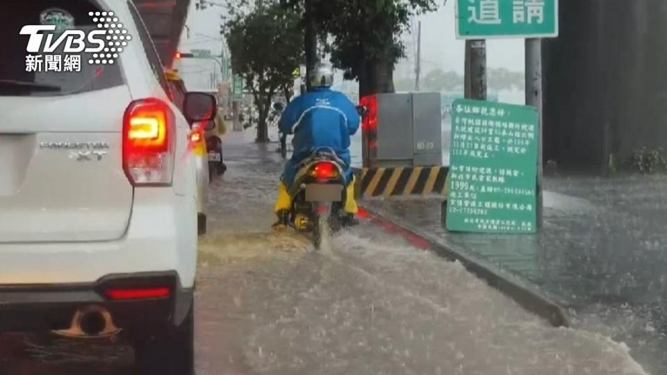 新北泰山區已出現積水情形。（圖／TVBS）