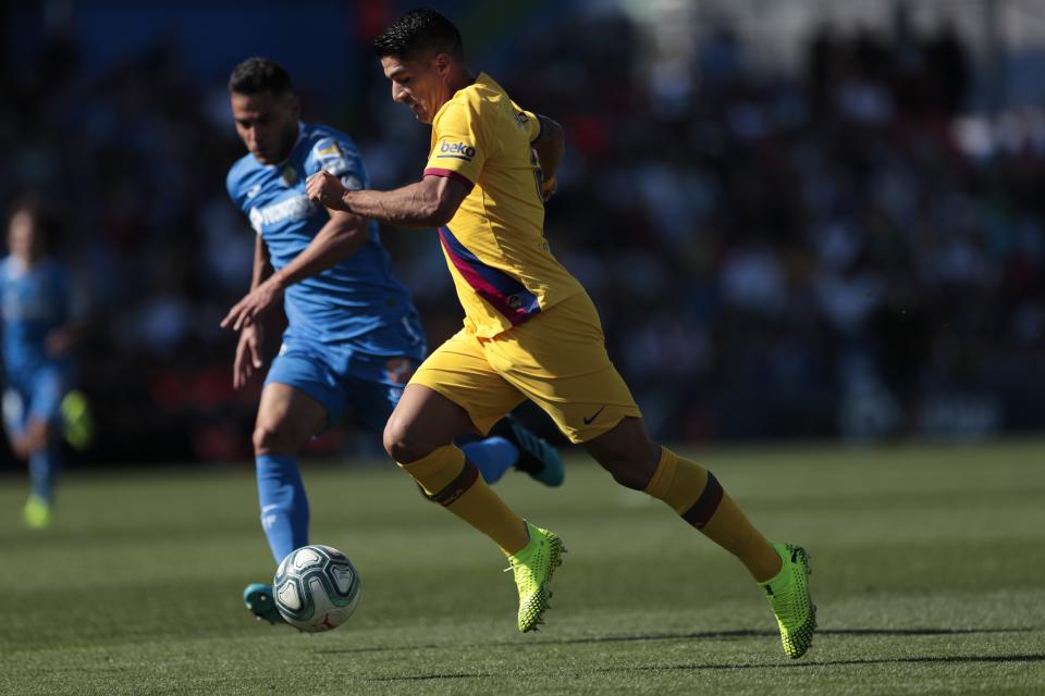 Barcelona's Luis Suarez runs with the ball during the Spanish La Liga soccer match between Getafe CF and FC Barcelona in Getafe, outskirts of Madrid, Spain, Saturday, Sept. 28, 2019. (AP Photo/Bernat Armangue)