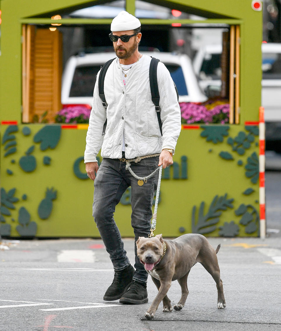 <p>Justin Theroux and pup Kuma make their way around New York City on Sept. 28.</p>