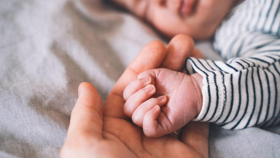 Un bébé et son père