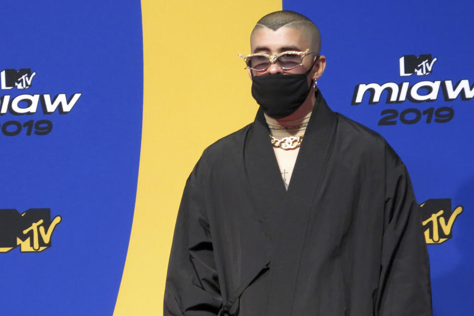 En esta fotografía del 21 de junio de 2019 el músico urbano puertorriqueño Bad Bunny posa en la alfombra rosa de los premios MTV MIAW en la Ciudad de México. Bad Bunny está en la lista de las giras más lucrativas publicada por Pollstar el 20 de febrero de 2020. (Foto AP/Berenice Bautista)