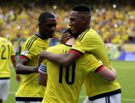 Foto del jueves del centrocampista de Colombia James Rodríguez celebrando con sus compañeros tras marcar de penal ante Bolivia por la eliminatoria sudamericana. 23/3/17. La selección colombiana de fútbol venció el jueves 1-0 a Bolivia con un agónico gol de penal del centrocampista James Rodríguez, un triunfo que la mantiene con posibilidades de clasificar al Mundial 2018. REUTERS/Jaime Saldarriaga