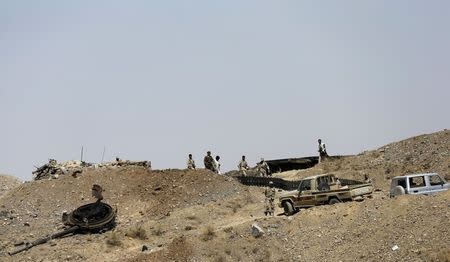 Houthi fighters walk at a presidential guards barrack on a mountain overlooking the presidential palace in Sanaa January 20, 2015. REUTERS/Khaled Abdullah