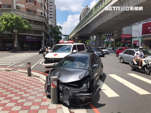 台中救護車在重傷病患發生擦撞，病患二度重創送醫搶救。(圖/翻攝畫面)