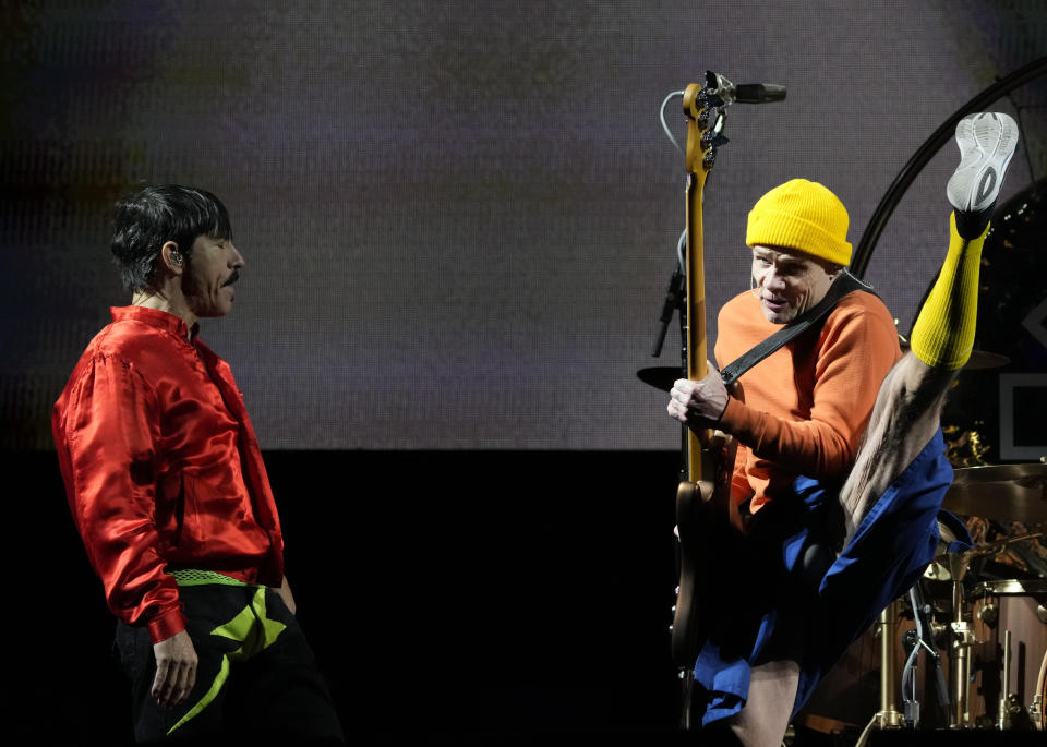 Anthony Kiedis, izquierda, cantante de Red Hot Chili Peppers y el bajista Flea durante su presentación en el festival Vive Latino en la Ciudad de México el domingo 19 de marzo de 2023. (Foto AP/Fernando Llano)
