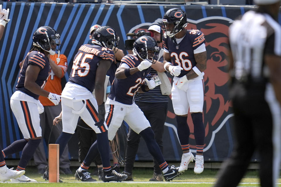 Jonathan Owens (36) celebrates with his teammates after scoring Chicago's first touchdown of the season. (AP Photo/Erin Hooley)