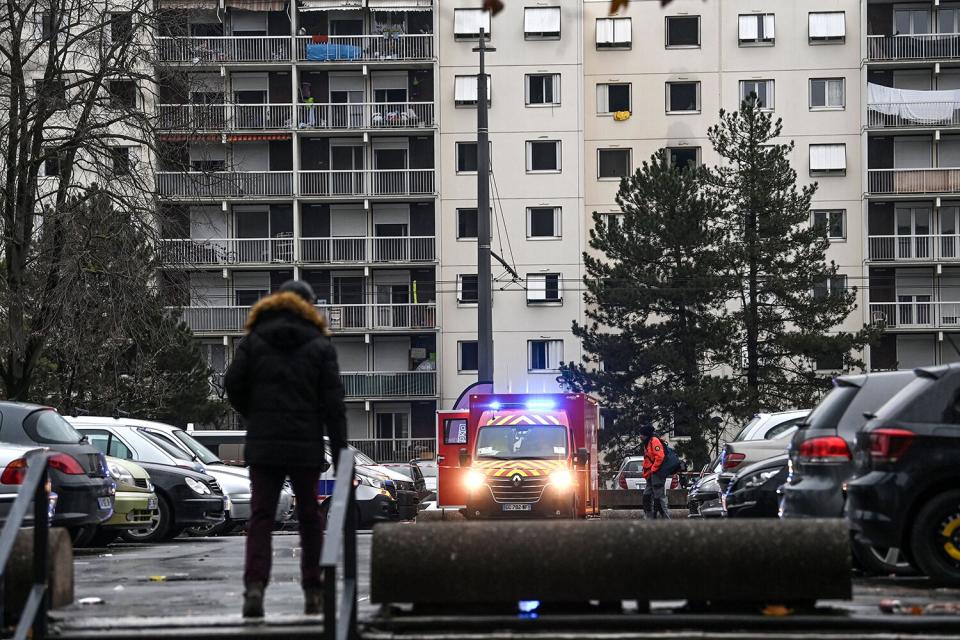 La voiture des pompiers est garée devant un immeuble de sept étages où cinq enfants, dont un de trois ans, faisaient partie des 10 personnes tuées lorsqu'un incendie s'est déclaré dans le quartier du Mas-Du-Taureau à Vaulx-en-Velin, dans la périphérie nord de Lyon, le 16 décembre 2022