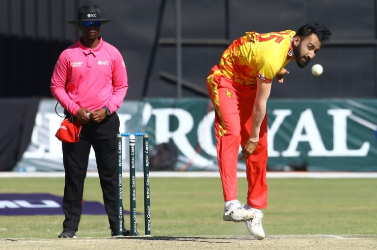 Zimbabwe's Faraz Akram (R) bowls during the fifth T20 international cricket match against India in Harare (Jekesai NJIKIZANA)