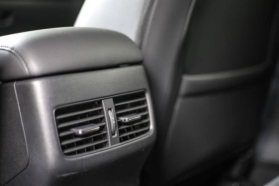 除了四門尊榮型以外，新世代 Mazda3 皆配備有後座出風口。