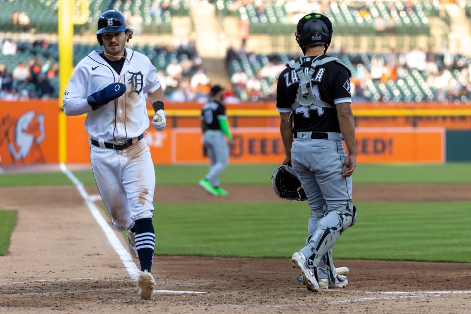 El segunda base de los Tigres, Zach McKinstry, anota una carrera contra los Medias Blancas en la cuarta entrada el jueves 25 de mayo de 2023 en el Comerica Park.