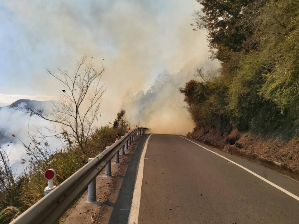 南投縣仁愛鄉翠峰合歡山公路下邊坡9日發生山林大火，火勢從山坡燒往公路，目前翠峰路段雙向交通管制，南投縣消防局全力灌救中。（公路總局提供）