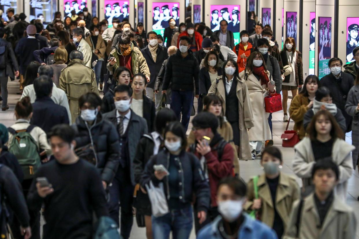 Crowds wearing protective masks, following the outbreak of the coronavirus, are seen at the Shinjuku station in Tokyo, Japan, March 3, 2020. REUTERS/Athit Perawongmetha