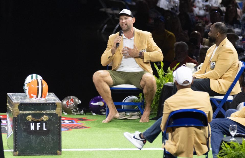 Joe Thomas talks during the Enshrinees’ Roundtable.